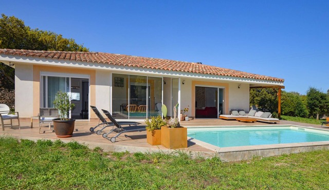 Luxurious home in Bonifacio with private swimming pool, can be inside or outside