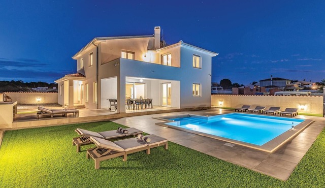 Luxurious home in Galizana