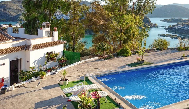 Luxurious home in Iznajar