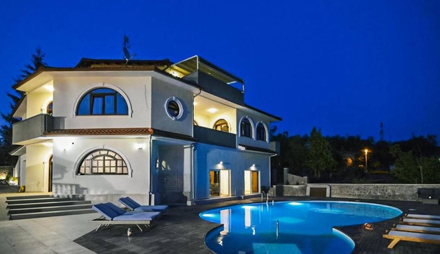 Luxurious home in Jurdani with sauna
