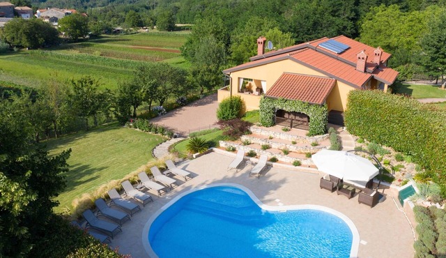 Luxurious home in Karojba with sauna