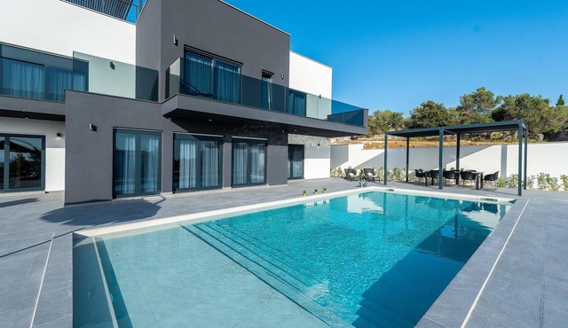Luxurious home in Lun with sauna