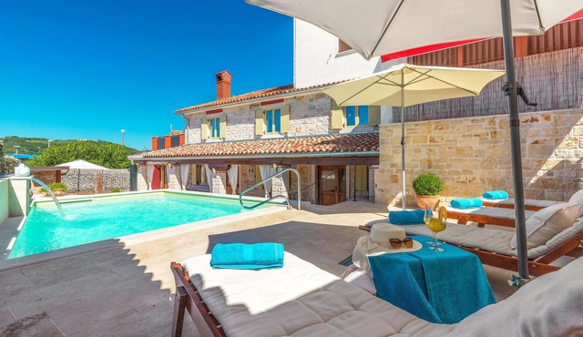 Luxurious home in Plovanija