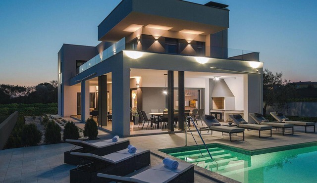 Luxurious home in Pula with private swimming pool, can be inside or outside