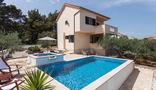Luxurious home in Sutivan