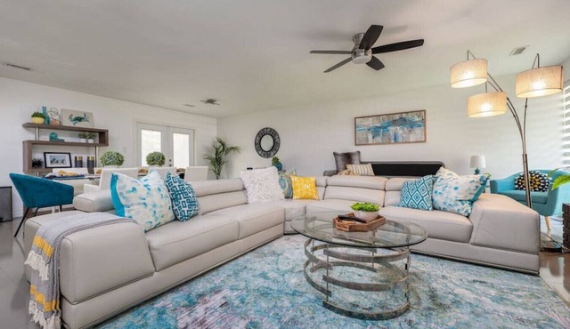 Luxurious Home in Upscale Neighborhood. EV Charger. Furnished backyard patio.