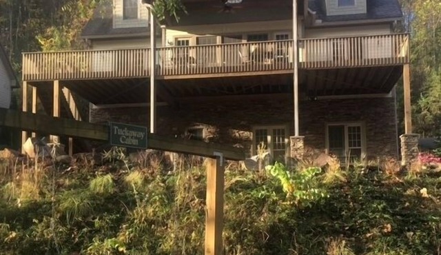 Luxurious home right on the river w/a full kitchen - perfect for fishing