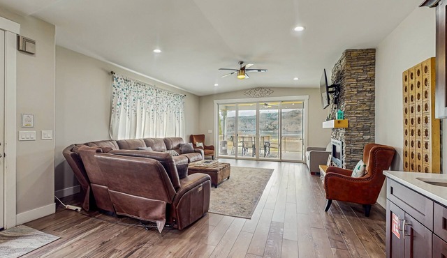 Luxurious home w/a great lake view & spacious deck - near casino & town
