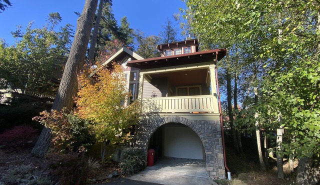 Luxurious Home w/Hot Tub, 5 minute walk to Town and Beach