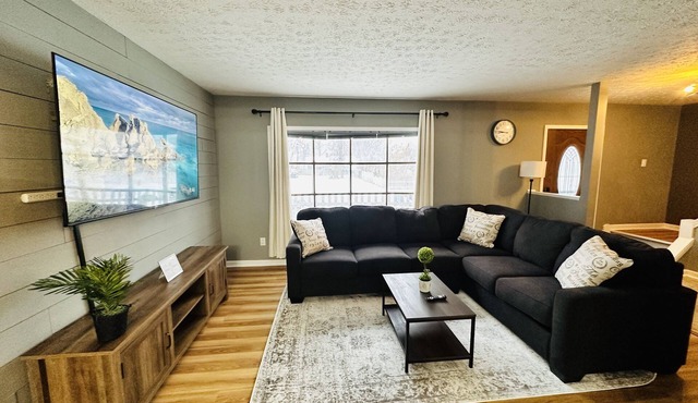 Luxurious Home w/King bed nr Lake Erie/Parks