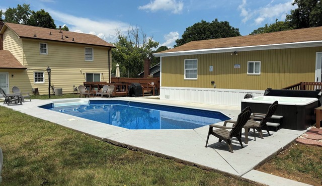 Luxurious Home w/Pool House & Private Pool