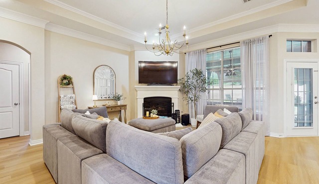 Luxurious home w/sparkling private pool, large yard w/games, & Pack N Play