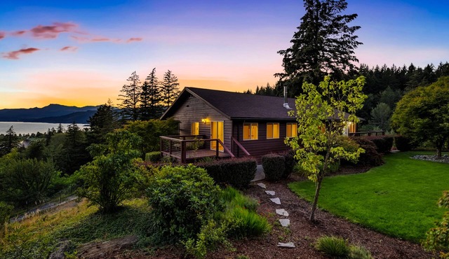 Luxurious home with breathtaking views of the Columbia River