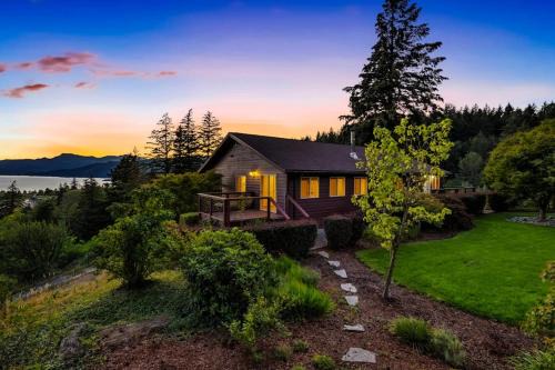 Luxurious home with breathtaking views of the Columbia River