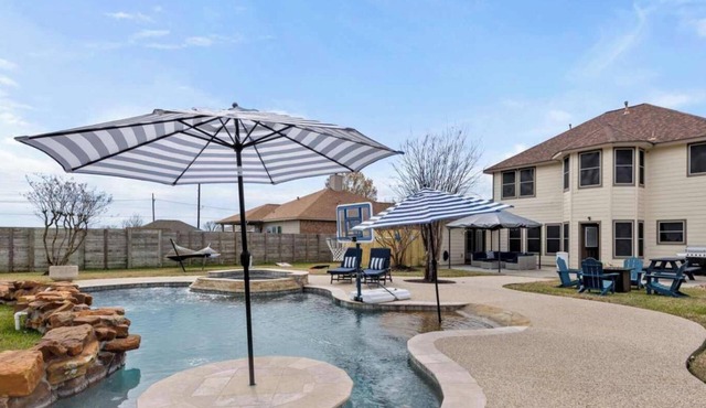 Luxurious Home with Great Pool Area