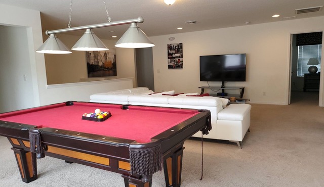 Luxurious Home with Private Pool Upstairs Games Room. 928