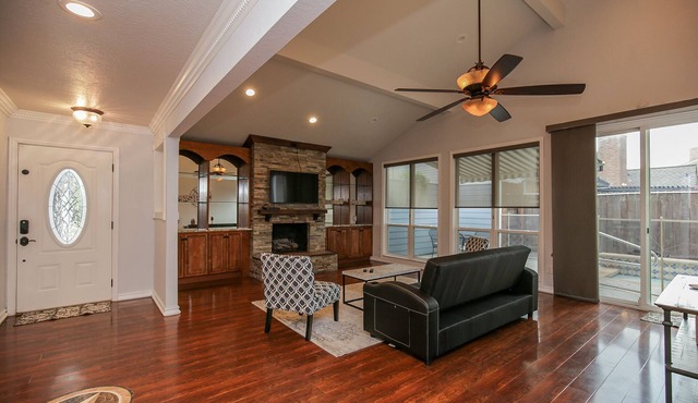 Luxurious Home with Private Pool - Energy Corridor, Memorial Area - West Houston