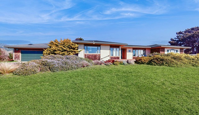 Luxurious home with WiFi, game room, private hot tub, & ocean views
