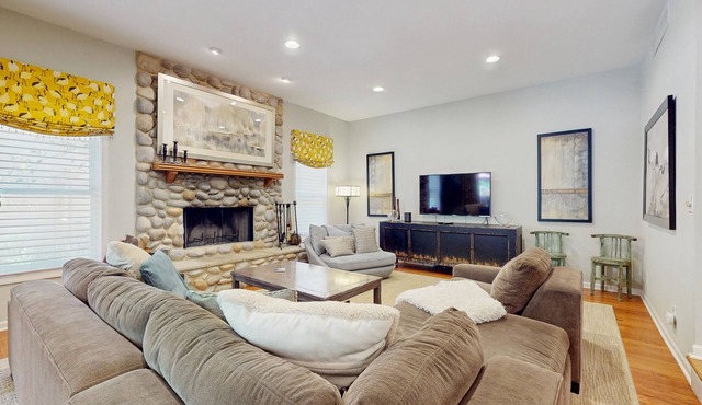 Luxurious home with private outdoor pool, hot tub, pool table & WiFi