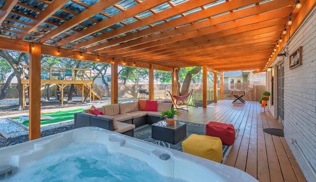 Luxurious home with Hot tub, Tree Deck & Game Room by Fiesta Texas