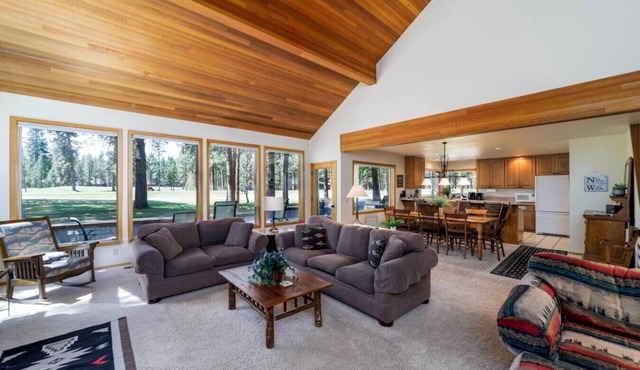 Luxurious Hot Tub & Pool Table | Black Butte Golf Escape