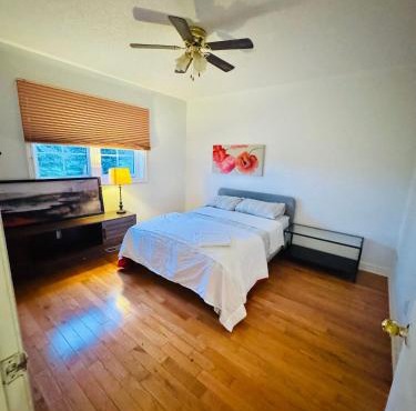 Luxurious House - 4 Bedrooms, 1 king, 3 queen, 1 singe bed near airport sq1