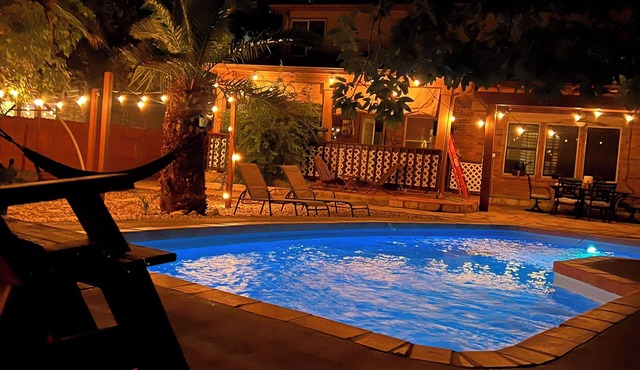 Luxurious house : 6 BR Home Theater, 3 Baths, Pool, Grill, & Playground.