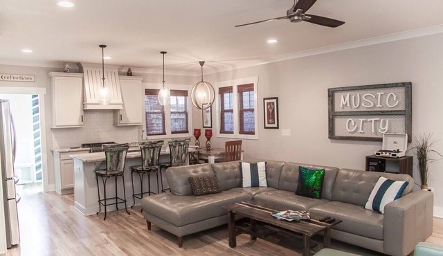 *LUXURIOUS House! Garage Parking, Walkable, Trendy neighborhood (Pet Friendly!)*