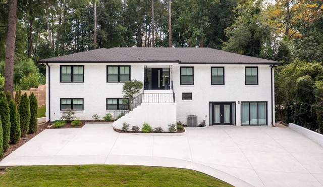 Luxurious House in Buckhead w/hot tub - Walk to Lenox