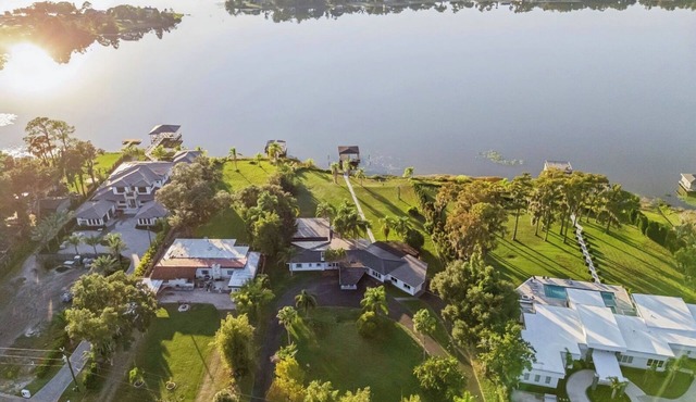 Luxurious house on the lake for 10 ppl.