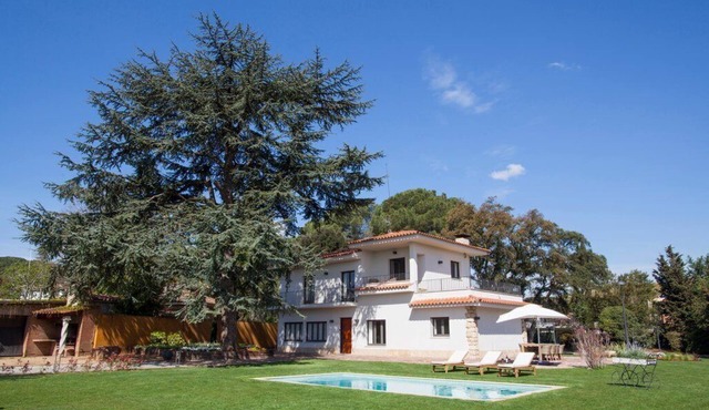 Luxurious house with 5,000 m² of garden. Pool, air conditioning and barbecue.