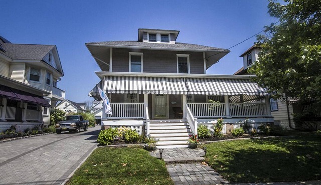 Luxurious House with Pool and Porch, walking to main street, train and beach.