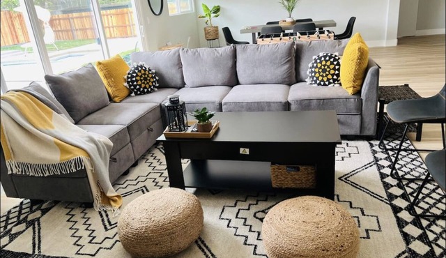 Luxurious house with Heated Pool & Spa - Modern and Newly Renovated!