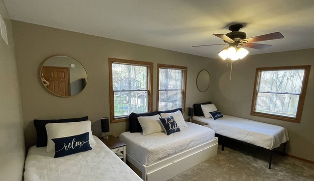 Luxurious House with Huge Yard, Lake Access and Hot Tub. Sleeps up to 15 guests!