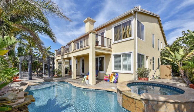Luxurious house with private hot tub & pool - short drive to beach