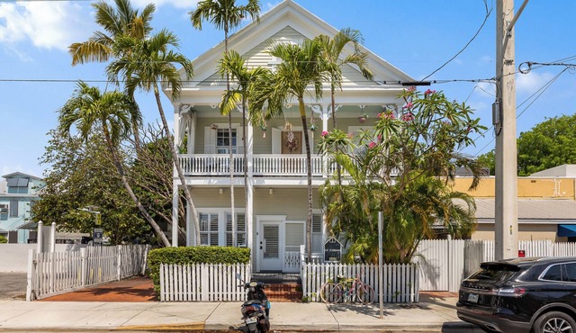 Luxurious Island Pearl, 2 Bed/2 Bath Home near Duval, Pool