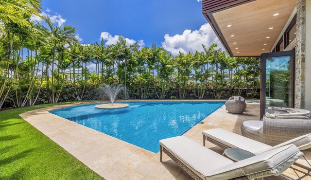 Luxurious Kahala Grand Splendor: Private Home w/Pool, Spa, AC & Lush Landscaping