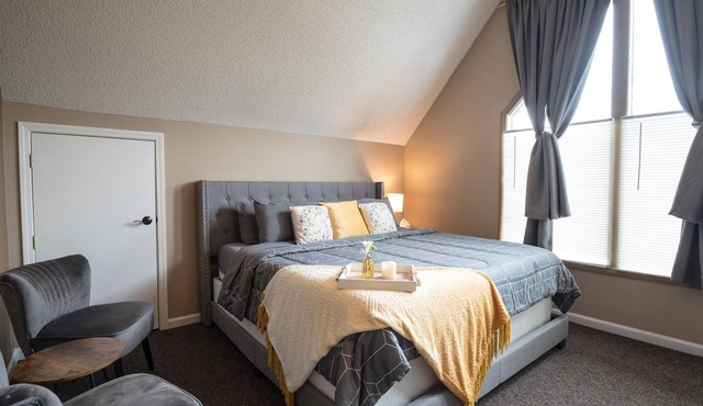 Luxurious king bed suite overlooking Nashville steps to dining and shopping!