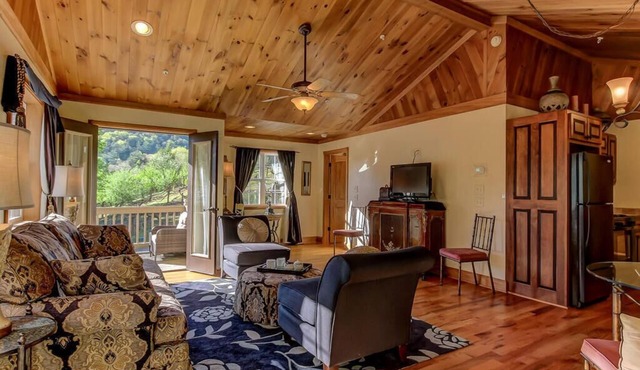 Luxurious King bedroom Suite nestled in the North Georgia Mountains