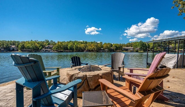 Luxurious Lakefront Retreat