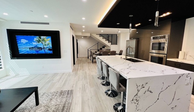 LUXURIOUS LA HOME *PRIVATE ROOFTOP* OUTDOOR TV*
