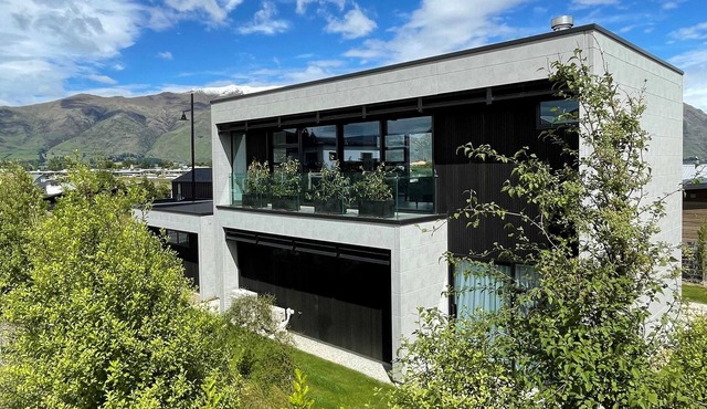 Luxurious Lake and Alpine Views