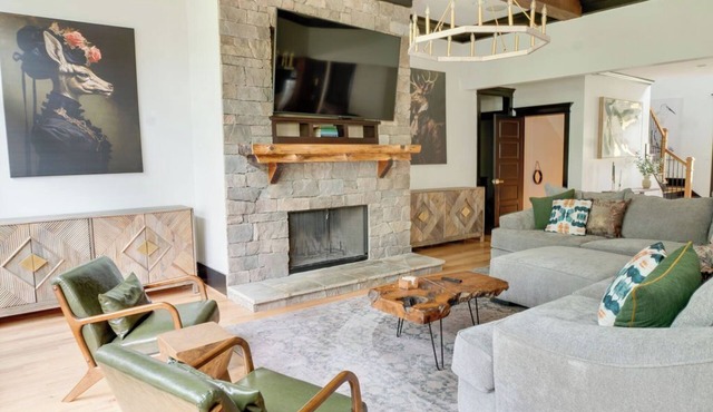 Luxurious Lake Front Estate, Sleeps 20 with Game Room and dock, pet friendly.