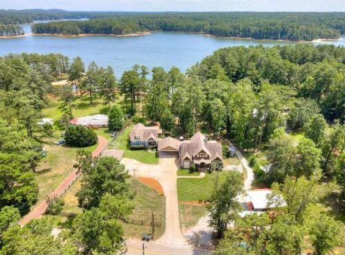 Luxurious Lake Front Estate, Sleeps 20, Game Room and Pet Friendly