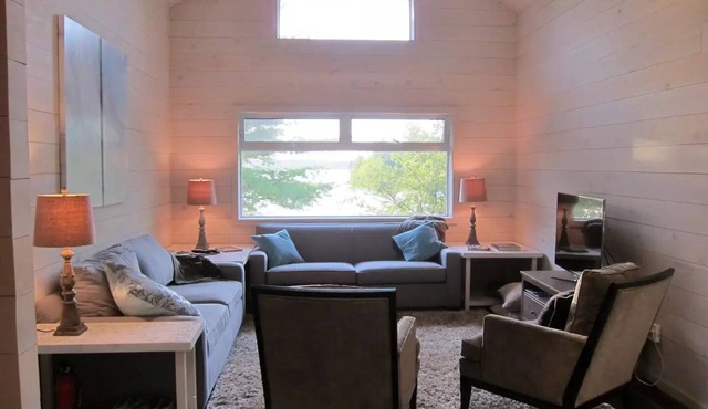 Luxurious lake house, sunset views and Muskoka room