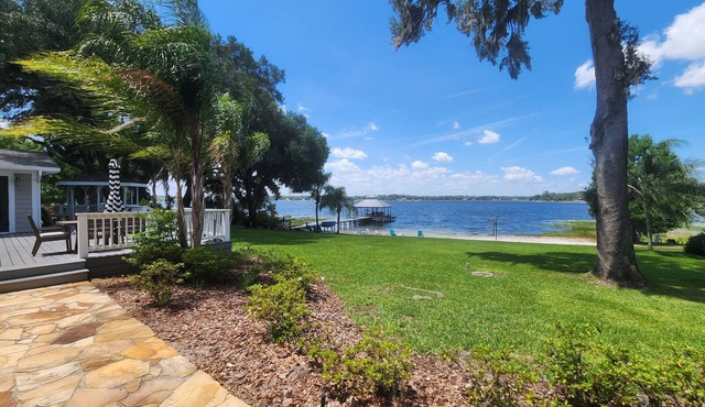 Luxurious lake house, White Sandy Beach on Little Lake Weir Cozy and quiet