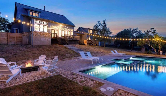 Luxurious Lake Park House: Sleeps 25, Pool, Hot-tub, Firepit and Game Room!