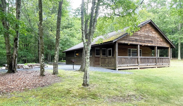 Luxurious Lake View Log Cabin with Firepit in the Poconos
