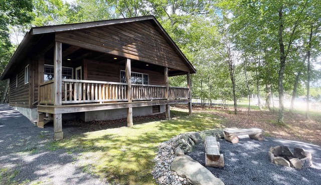 Luxurious Lake View Log Cabin with Fire Pit in the Poconos