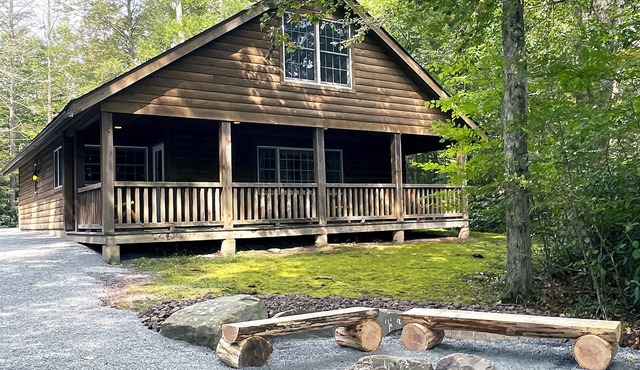 Luxurious Lake View Log Cabin with Firepit in the Poconos